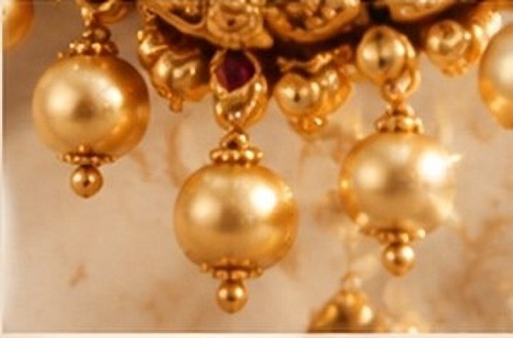 Close-up of the hanging golden pearl drops