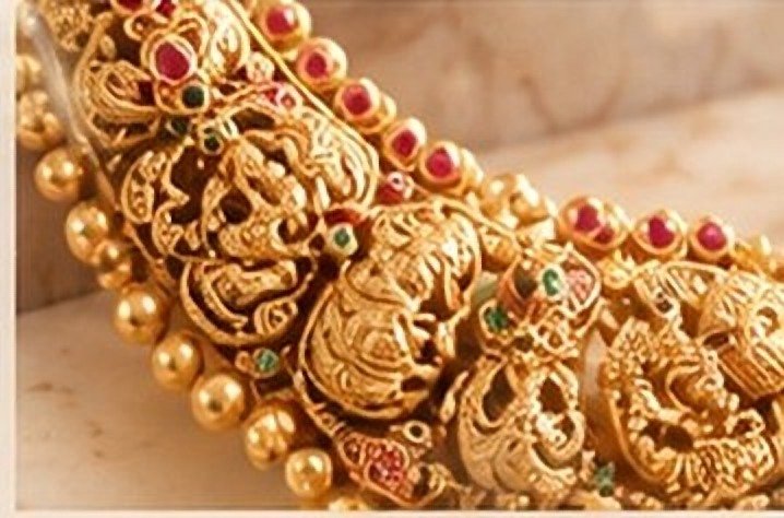 Side view of the necklace's engraved gold band